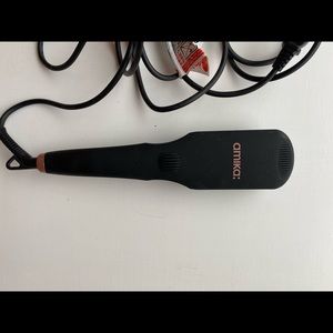 NEW AMIKA hair straightener brush
